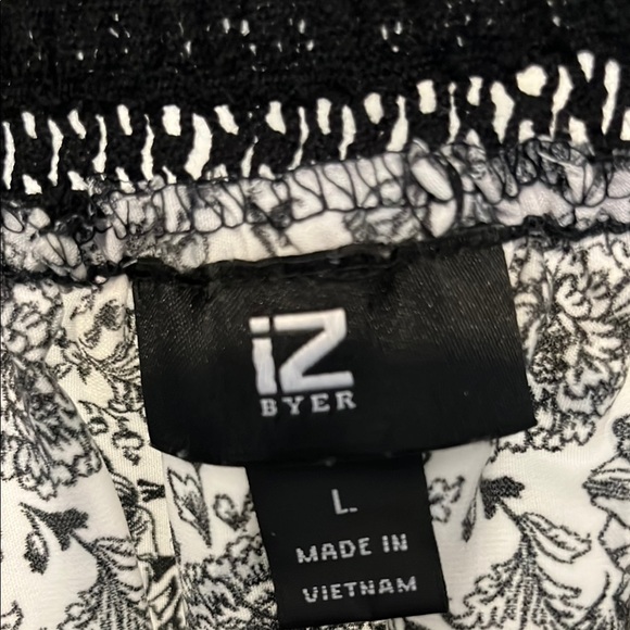 🌸 Iz Byer Black White Floral Off Shoulder Top Crochet Trim Boho Chic Blouse 🌸 - Picture 3 of 6